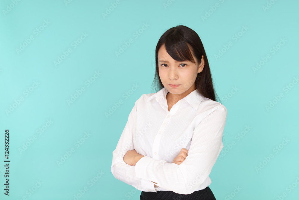 怒る女性 怒る女性