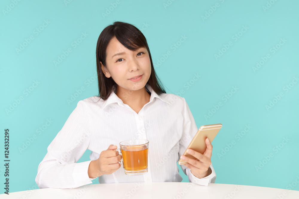 スマートフォンを持つ笑顔の女性 スマートフォンを持つ笑顔の女性