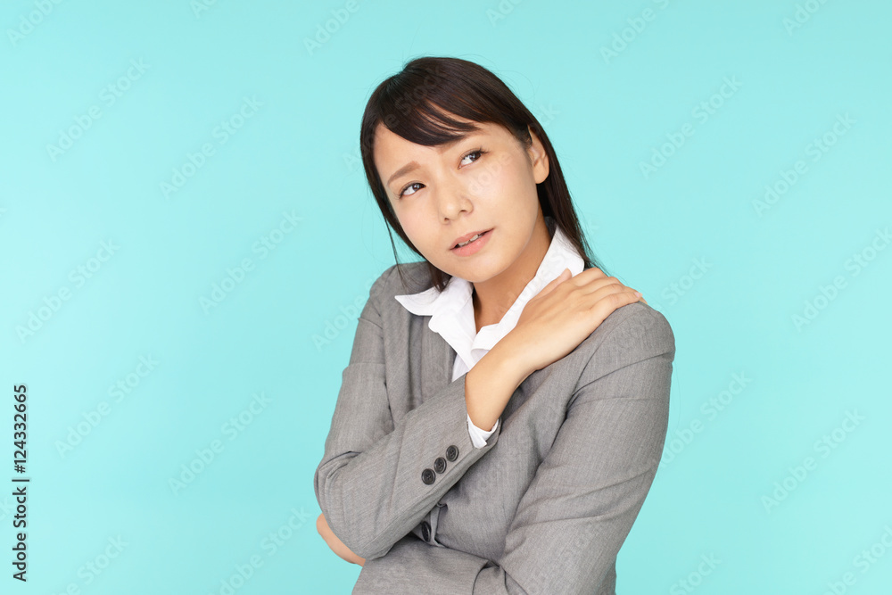 肩痛を訴えるビジネスウーマン