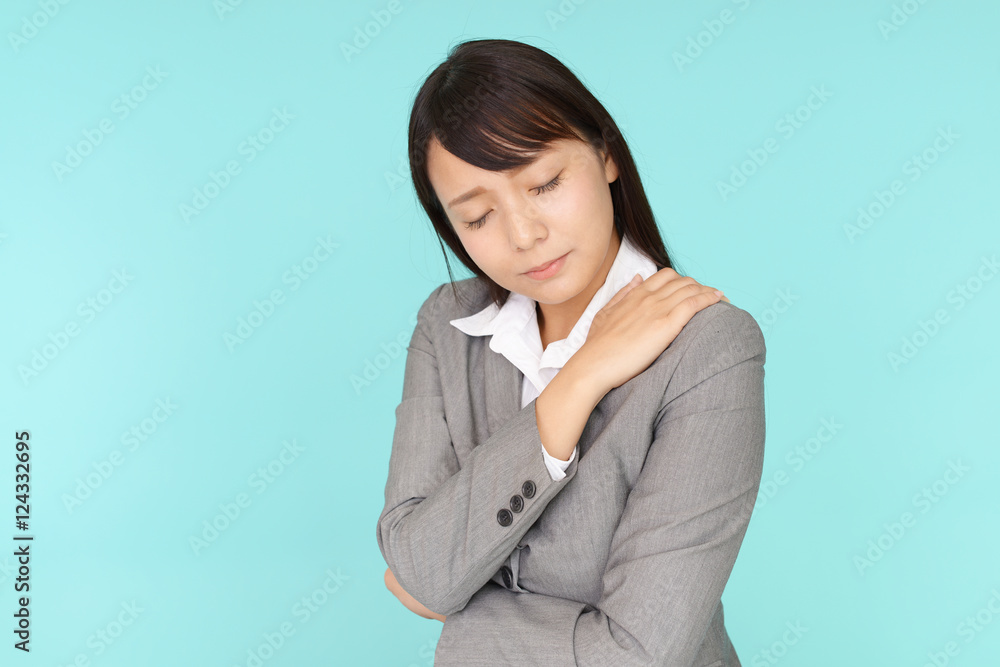 肩こりを訴えるビジネスウーマン