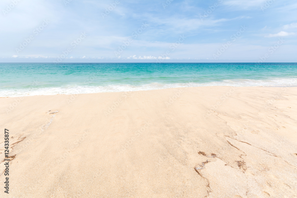 Fototapeta premium Beautiful sky sea and beach in summer