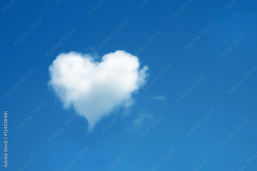 heart shaped cloud in the blue sky foto de Stock | Adobe Stock