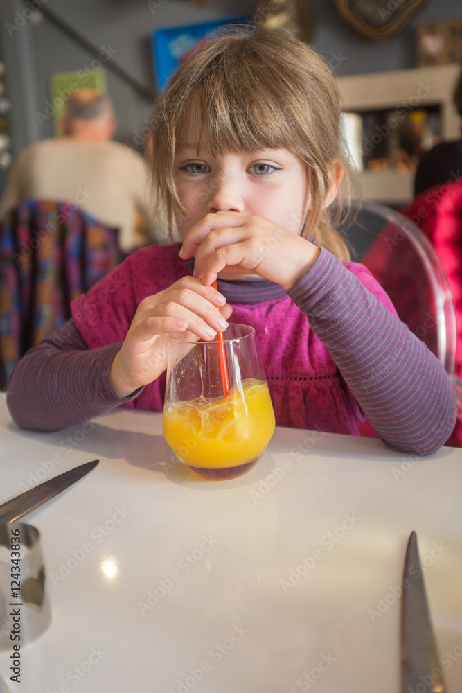jolie jeune fille buvant un jus de fruit jolie jeune fille buvant un jus de fruit
