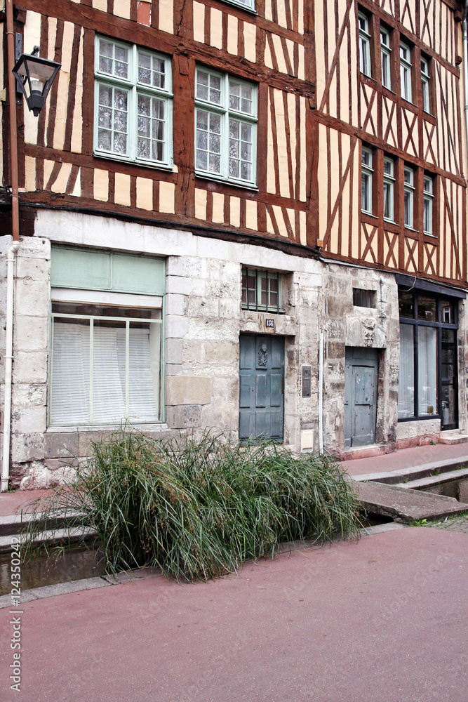 houses on rue eau de robec