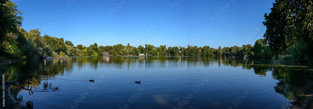 Fototapeta premium Traditionsreiches Naherholungsgebiet: der Weiße See in Berlin (Blick vom Südufer)