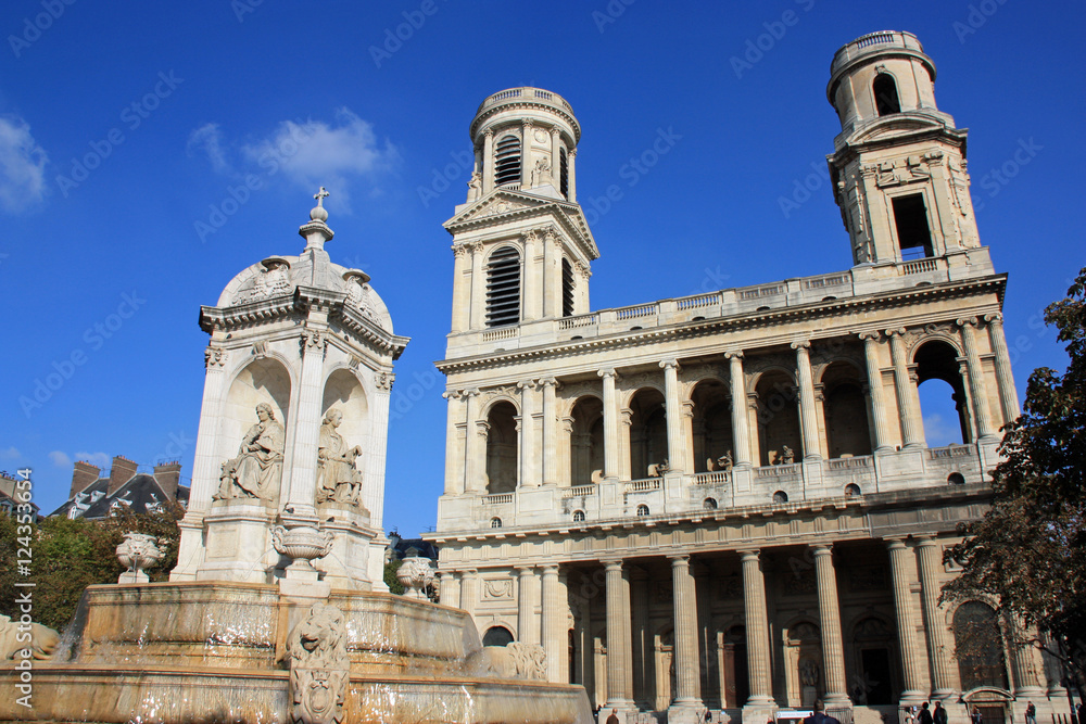 Eglise et fontaine Saint-Sulpice à Paris, France