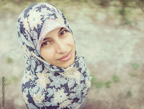 Foto Beautiful happy Muslim woman in green field