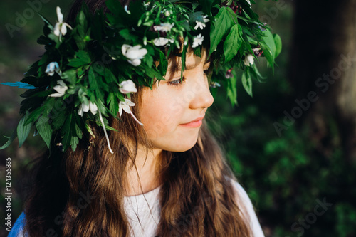 Foto Pretty child girl in a big wreath