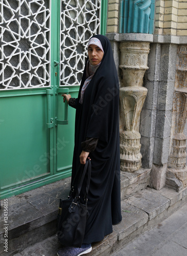 Foto Beautiful Muslim woman spending time on traditional Iranian baza