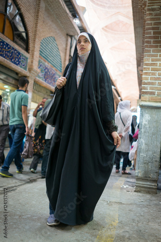 Foto Beautiful Muslim woman spending time on traditional Iranian baza
