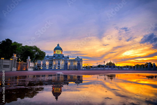 Photo Reflections in water of Ananta Samakhom Throne Hall in the morning twilight at Bangkok, Thailand.