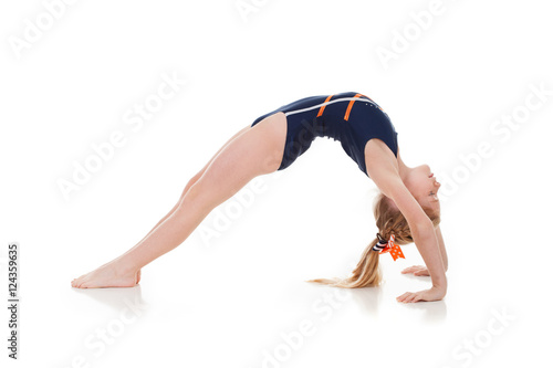 Foto Gymnast: Side View Of Young Girl Doing A Backbend Bridge