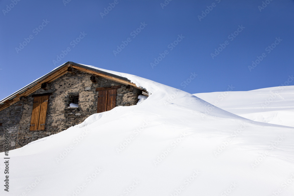 chalet sous la neige en montagne