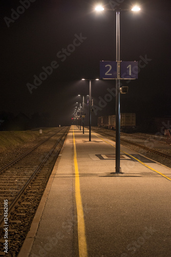 Leerer Bahnsteig bei Nacht mit Beleuchtung