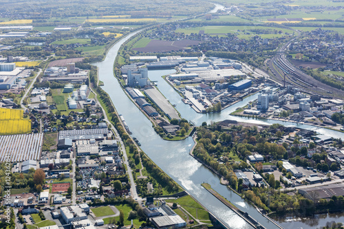 Kanal durchquert Industriegebiet
