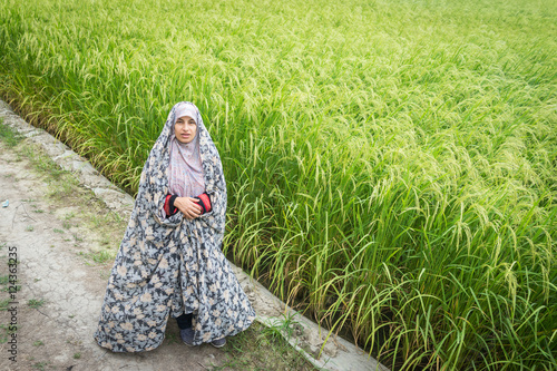 Foto Beautiful happy Muslim woman in green field