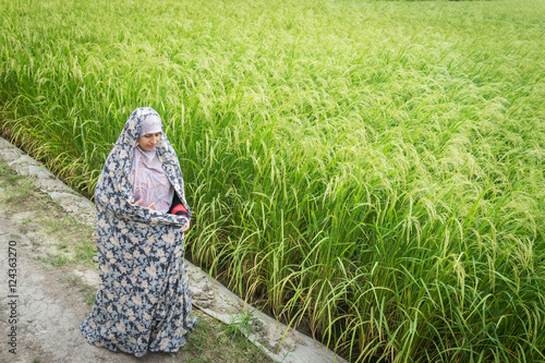 Foto Beautiful happy Muslim woman in green field