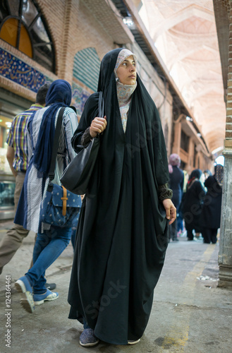 Foto Beautiful Muslim woman spending time on traditional Iranian baza