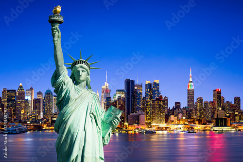 New York City skyline mit Freiheitsstatue © eyetronic