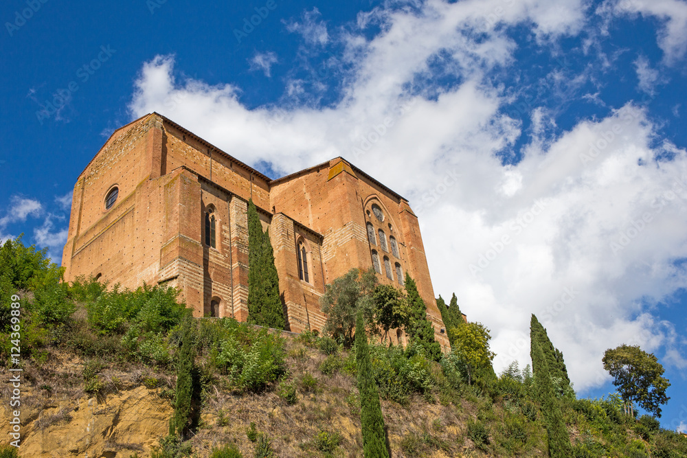 Fototapeta premium Blick von der Via Fontebranda auf die Basilica Cateriniana San Domenico