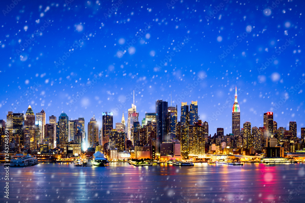 Fototapeta premium New York skyline im Winter mit Schnee