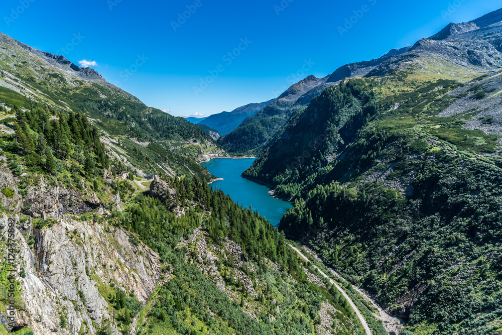 Alpine Landschaft in Österreich mit dem Speichersee Galgenbichl bei Malta