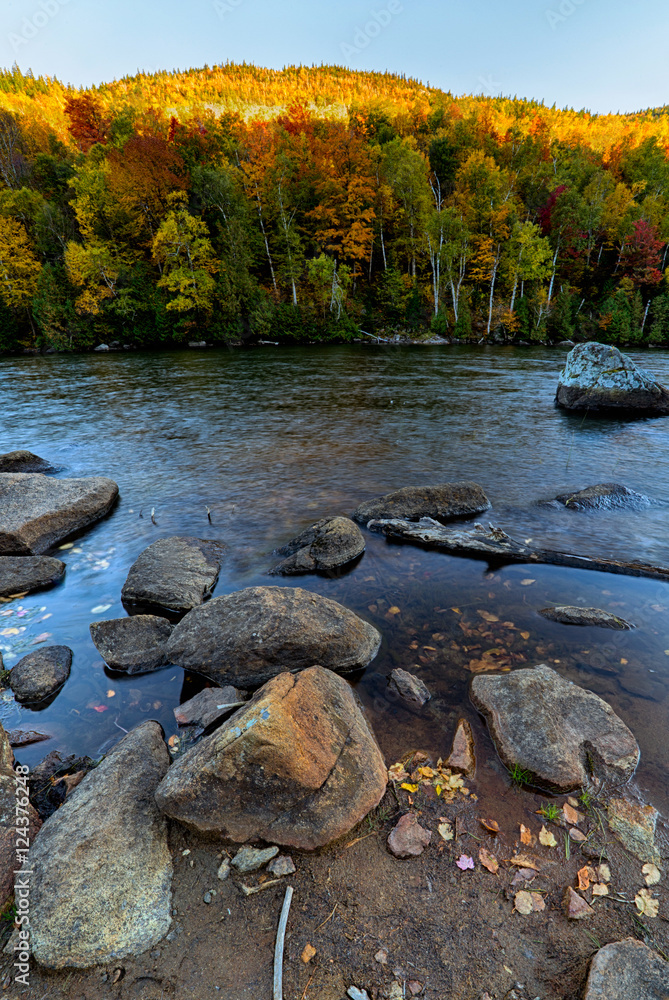 Obraz premium Fall foliage by Cascade lake in Adirondack mountains, NY