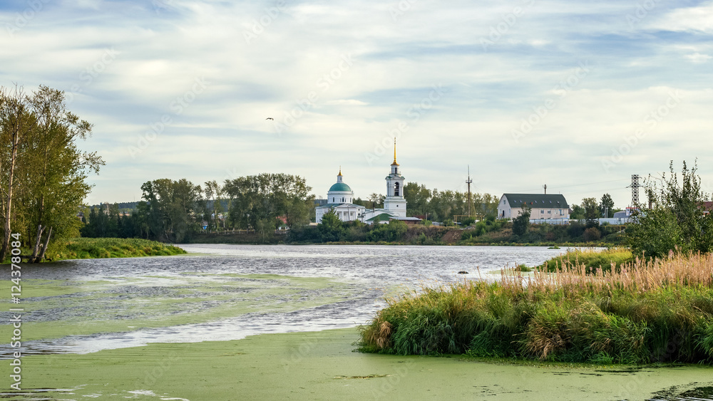 Fototapeta premium Свято-Троицкий храм — православная церковь в городе Арамиле, Екатеринбург, Россия