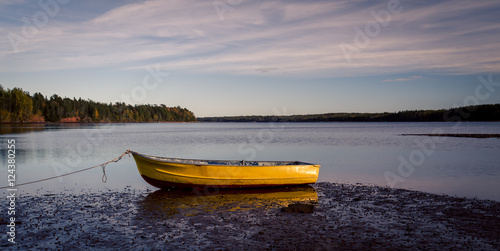 Photo yellow rowboat