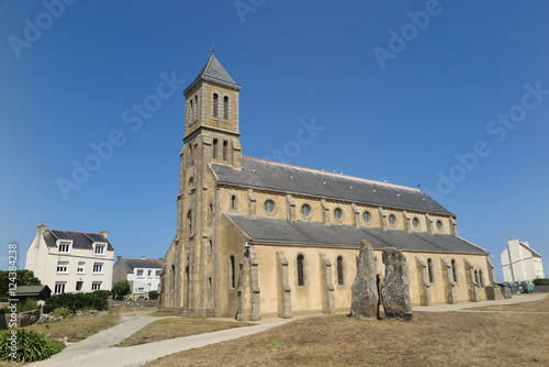 Die Kirche von   le-de-Sein mit den Menhiren   ar Brigourien  oder  Les Causeurs