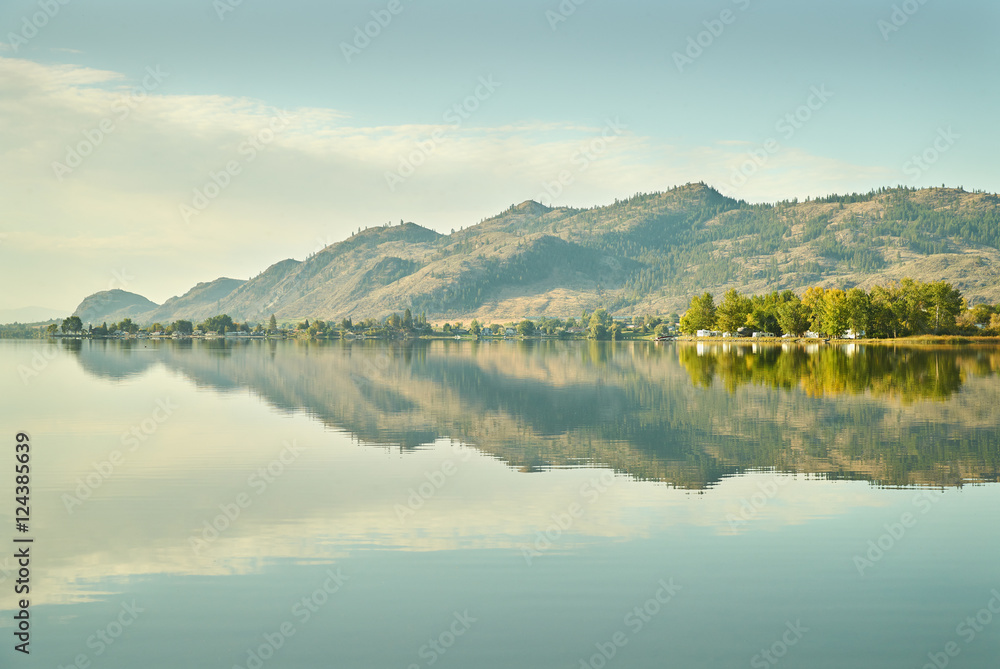 Obraz premium Osoyoos Lake Morning, British Columbia. A quiet morning on Osoyoos Lake, British Columbia, Canada. The first light of the morning. 