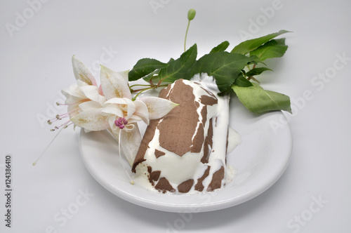 мороженное лакомка на белом блюдце