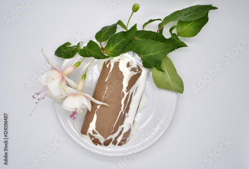 мороженное лакомка на белом блюдце