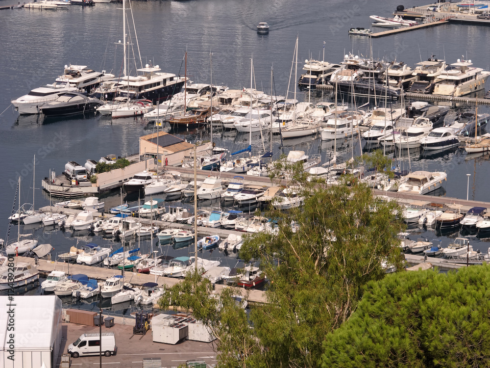 quais et appontements du Port Hercule de Monaco vus du Rocher de Monaco quais et appontements du Port Hercule de Monaco vus du Rocher de Monaco