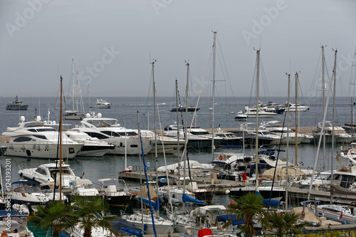 Port de Saint-Jean-Cap-Ferrat, département des Alpes-Maritimes en France © galaad973