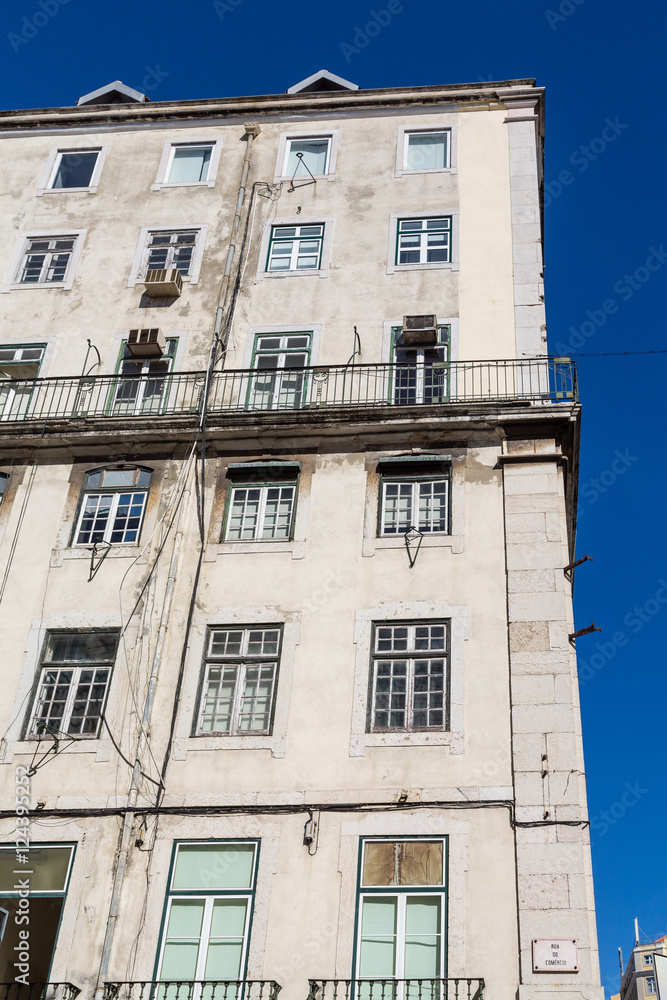 Obraz premium Old Lisbon Building on Rua do Comercio