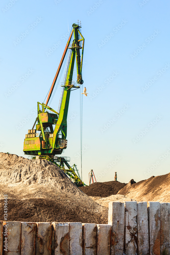 Obraz premium Crane working in harbour.