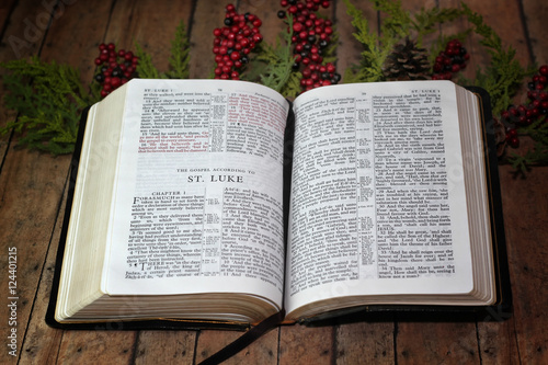 Valokuva The Bible Opened to The Book of Luke surrounded in Christmas Gar