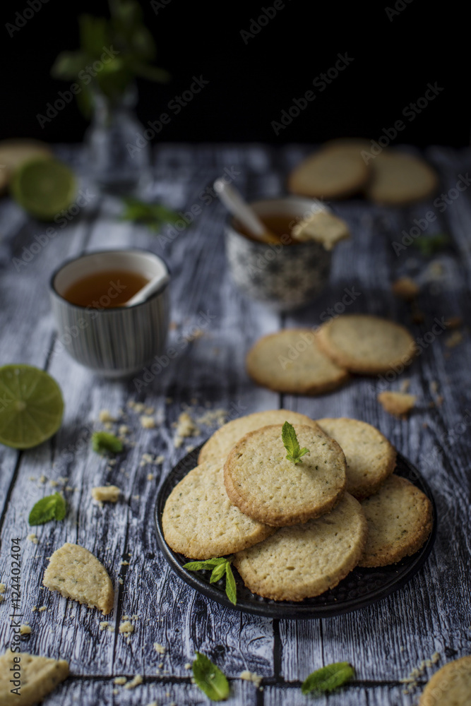 Deliciuos gluten free butter cookies with a nice melt-in-your-mouth sandy texture and a hint of oat flour, flavored with lime zest and finely chopped fresh mint. Deliciuos gluten free butter cookies with a nice melt-in-your-mouth sandy texture and a hint of oat flour, flavored with lime zest and finely chopped fresh mint.