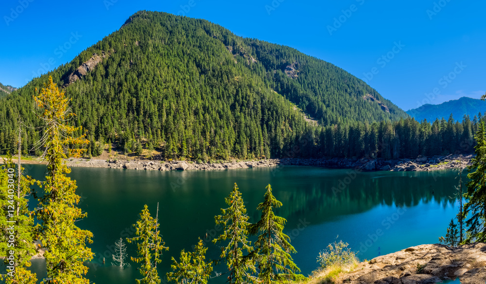 Naklejka premium Clear Mountain Lake