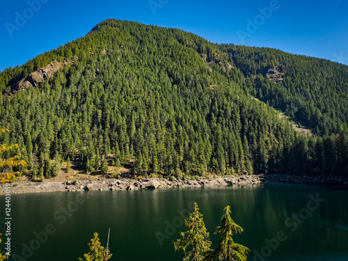 Fototapeta Naklejka Na Ścianę i Meble -  Mountain Lake