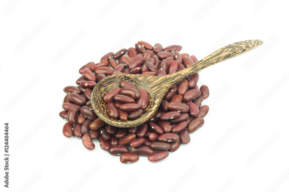 Obraz premium Red kidney beans on a wooden spoon isolate on white