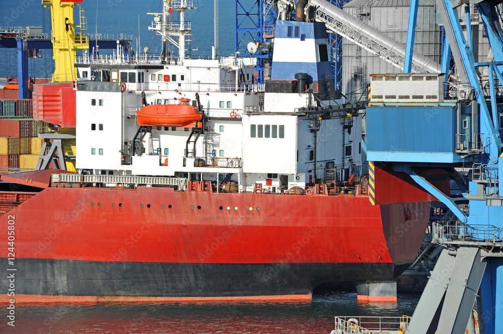 Fototapeta premium Bulk cargo ship under port crane