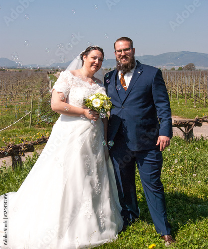 just married - fröhliches junges Brautpaar bei Outdoor-Hochzeitsshooting  photo