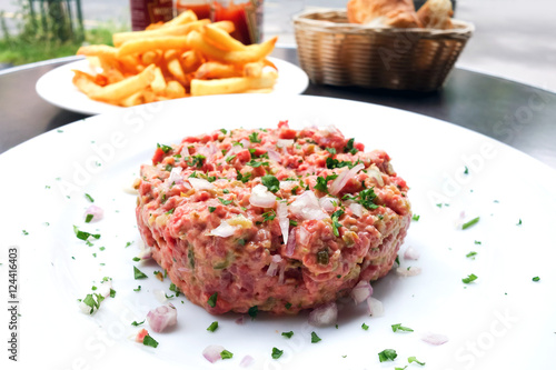 Quadro su tela tasty Steak tartare (Raw beef) - classic steak tartare on white