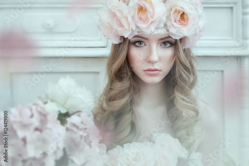 портрет молодой красивой женщины с вьющимися волосами в венке из роз