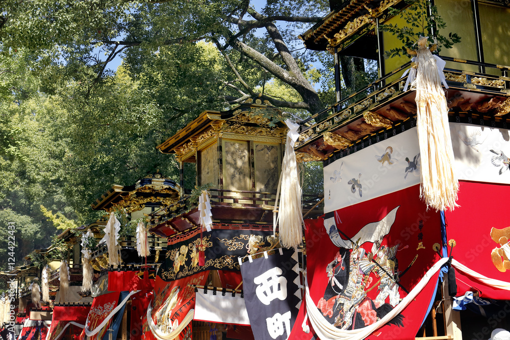 神社境内に並べられた山車 愛知県豊田市の挙母祭りにて 豪華な山車幕や彫刻で飾られた山車は県 市の有形民俗文化財に指定されている Stock 写真 Adobe Stock