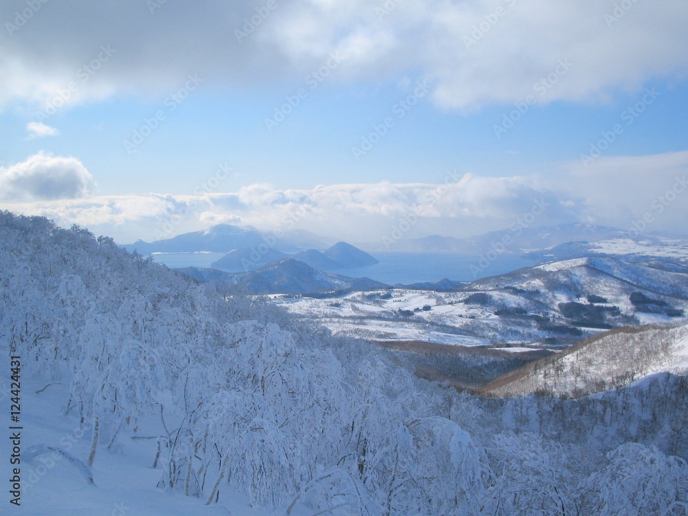 山頂から見下ろす洞爺湖の雪景色