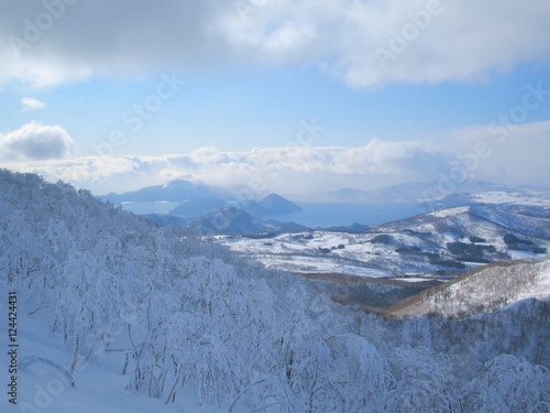 山頂から見下ろす洞爺湖の雪景色