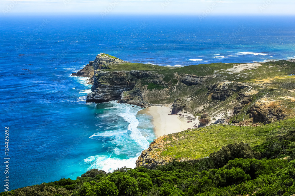 Fototapeta premium Przylądek Dobrej Nadziei, Republika Południowej Afryki, patrząc na zachód, z nadmorskich klifów nad Cape Point, z widokiem na plażę Dias.